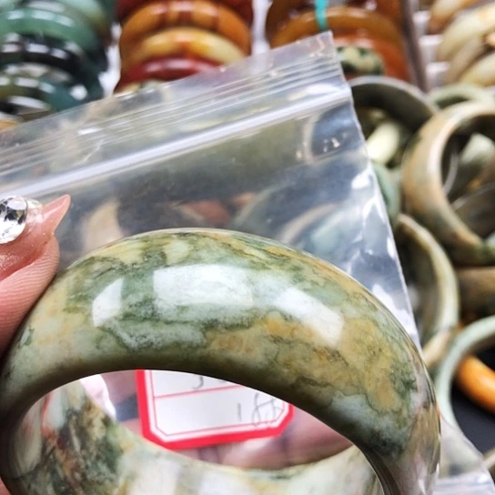 蛇纹石玉手镯未镶嵌于*瑞