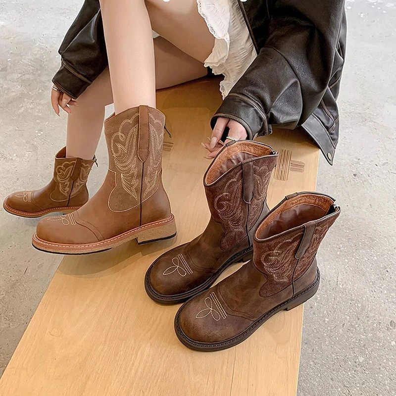 棕色复古刺绣西部牛仔靴女2025秋冬新款后拉链拼接百搭中筒马丁靴
