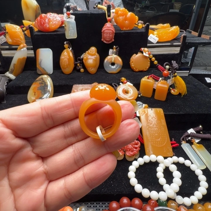 未镶嵌石英质玉（黄龙玉）颈饰