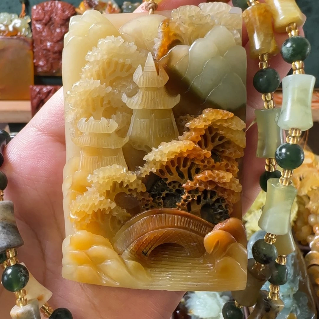 蛇纹石玉未镶嵌颈饰山水