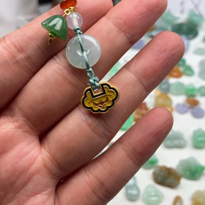 翡翠未镶嵌颈饰如意锁