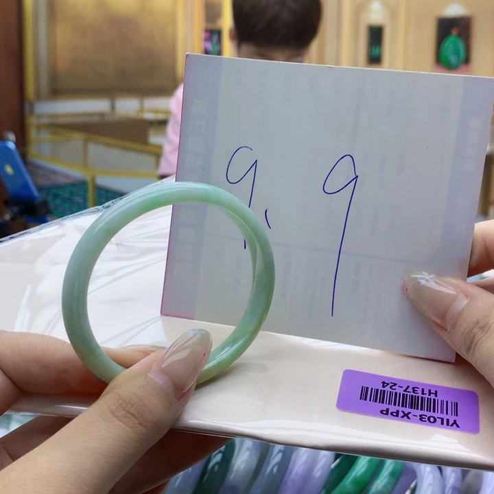 茹***荷翡翠未镶嵌手镯0099……