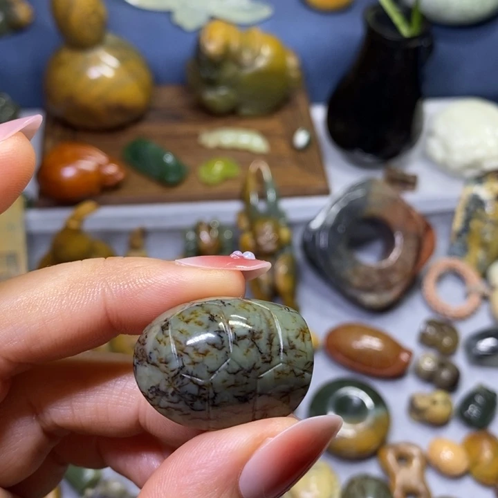 透闪石质玉未镶嵌挂件