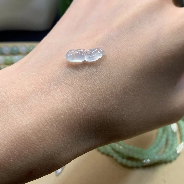 翡翠未镶嵌颈饰鱼