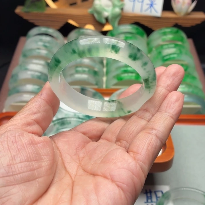 心***成石英质玉未镶嵌手镯