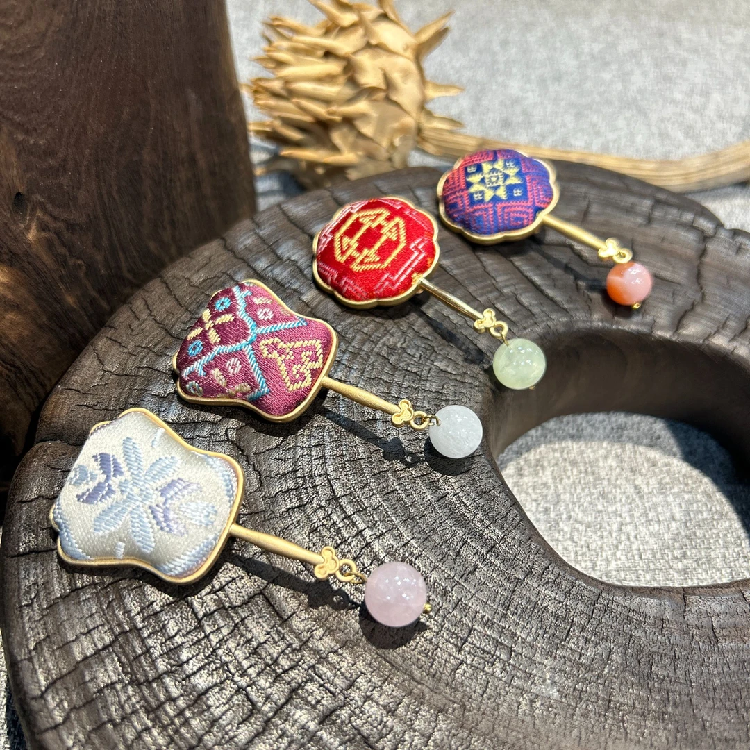 谭湘光 | 广西非遗壮锦胸针