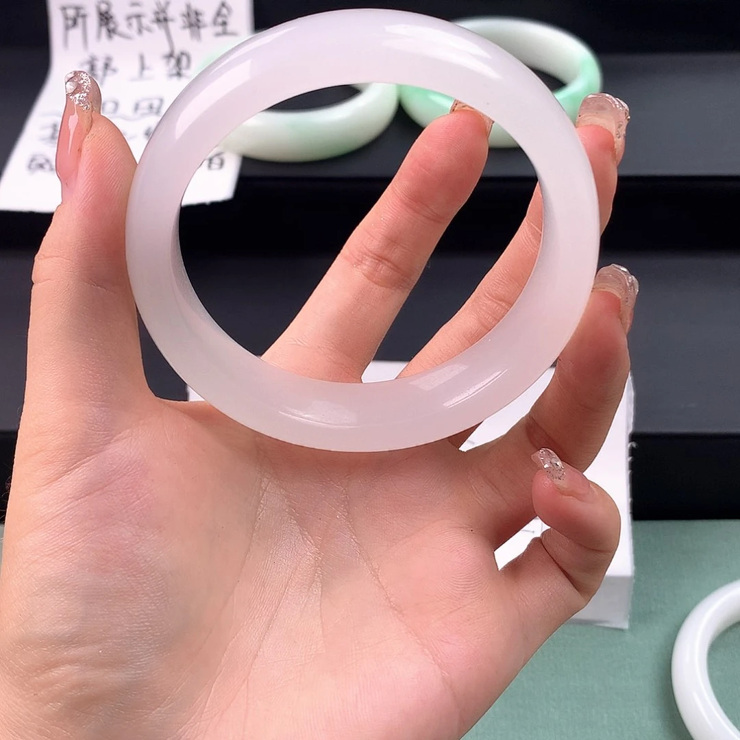 茶***楚和田玉手镯未镶嵌