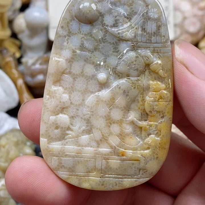 颈饰未镶嵌硅化珊瑚（珊瑚玉）