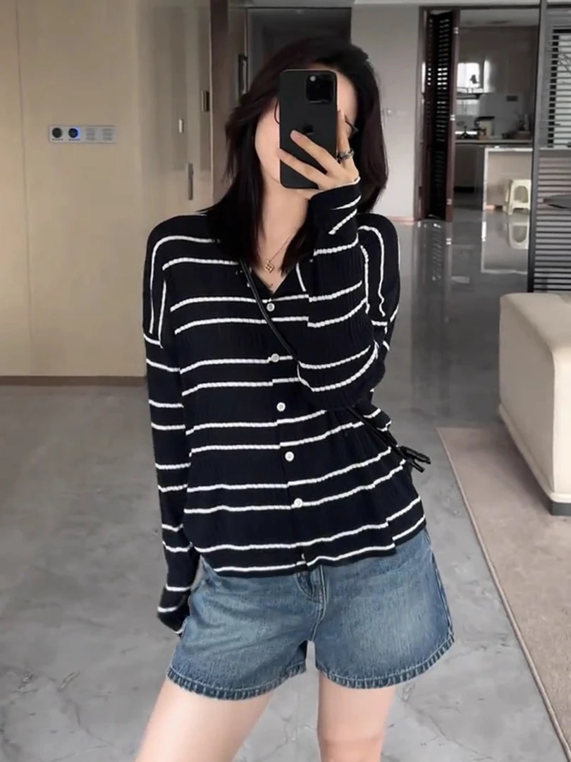 简约百搭款条纹上衣女2025秋季新款独特别致设计感显瘦V领针织衫