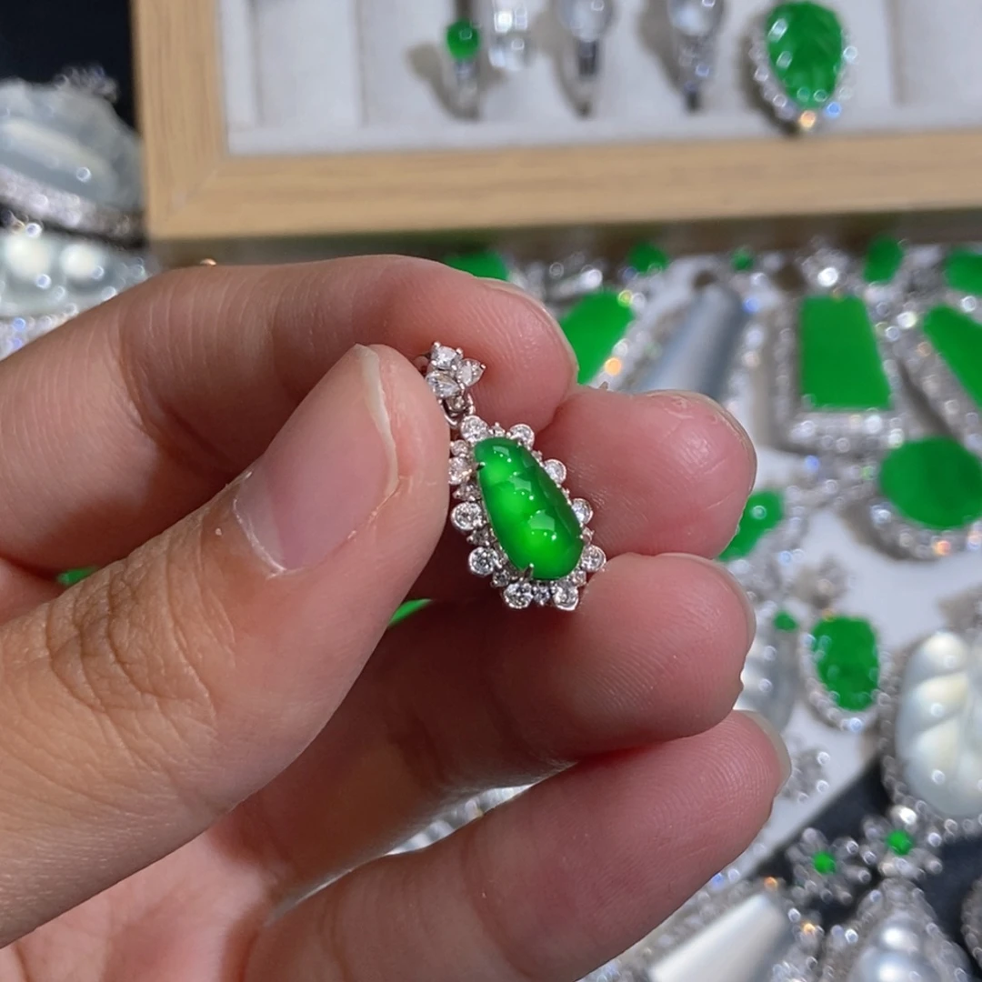 翡翠18K金镶嵌颈饰天然缅甸A货翡翠