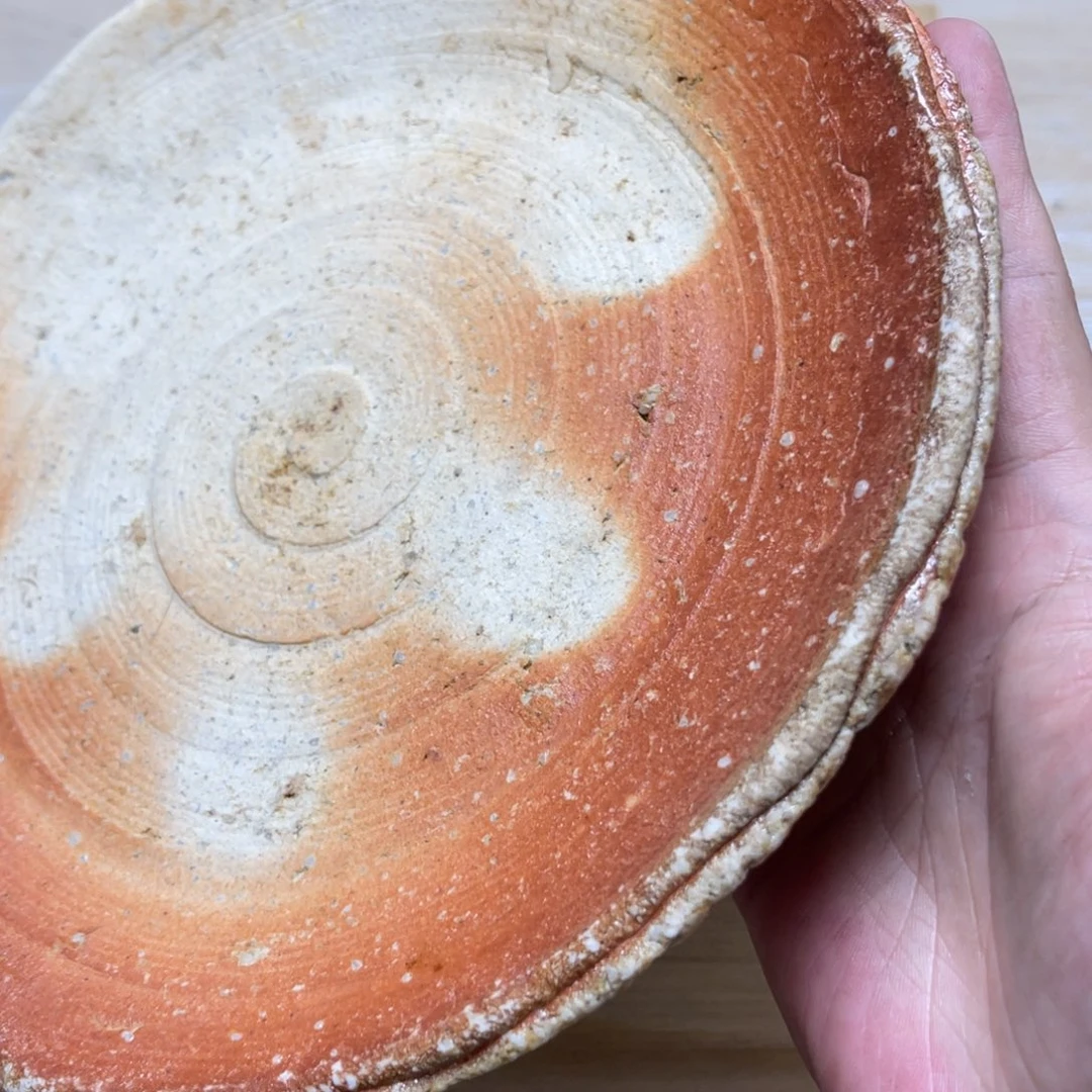 瓷片密密麻麻的一个人