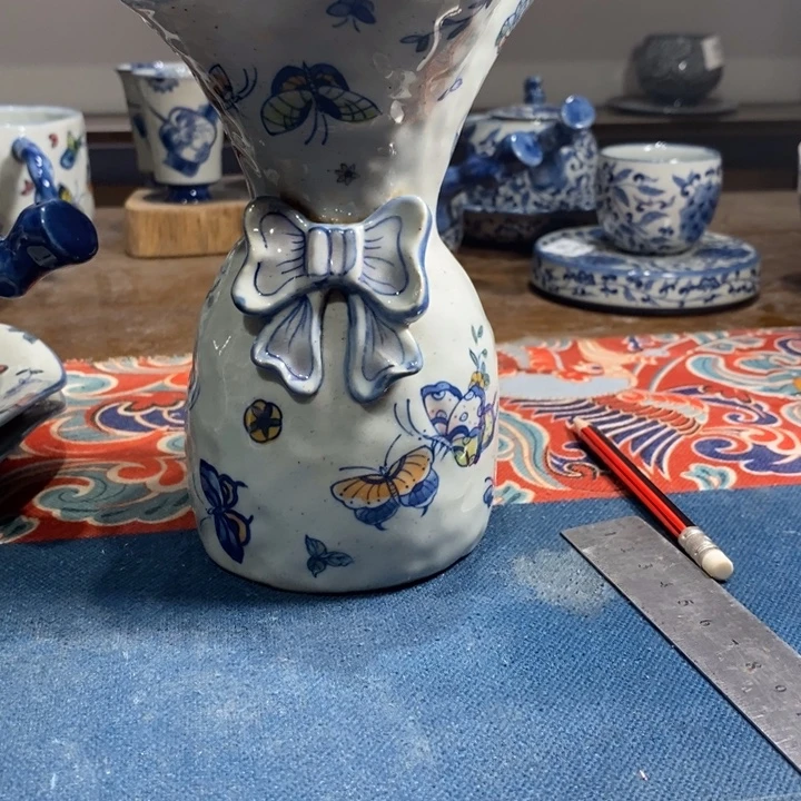 景德镇手绘蝴蝶花器