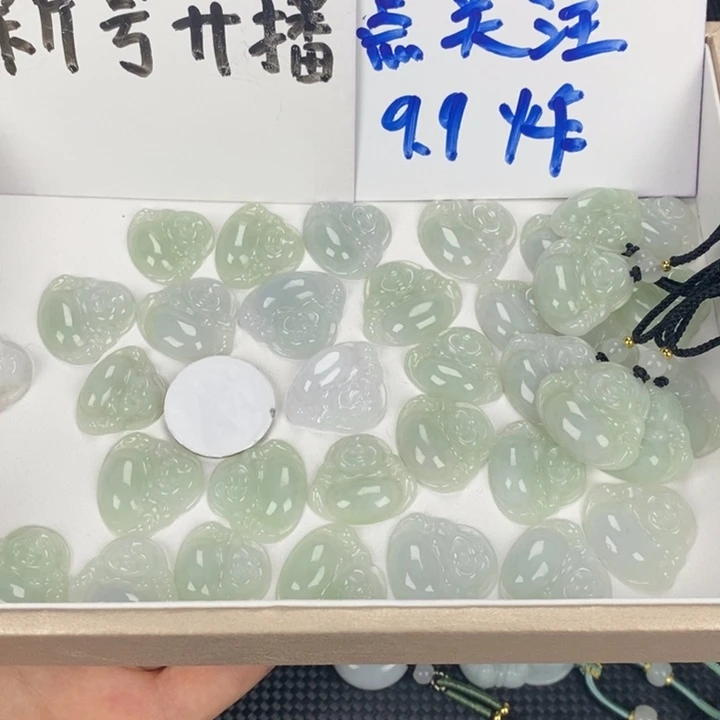 翡翠未镶嵌颈饰佛公多样性发其一