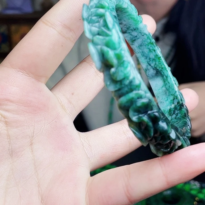 翡翠未镶嵌颈饰多样性60.4