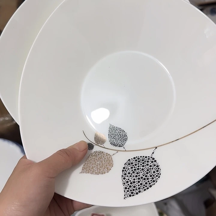 娜***骨瓷 微瑕 三角菜盘两个