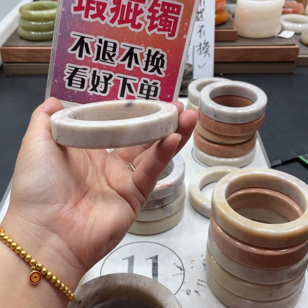初***。未镶嵌手镯石英质玉