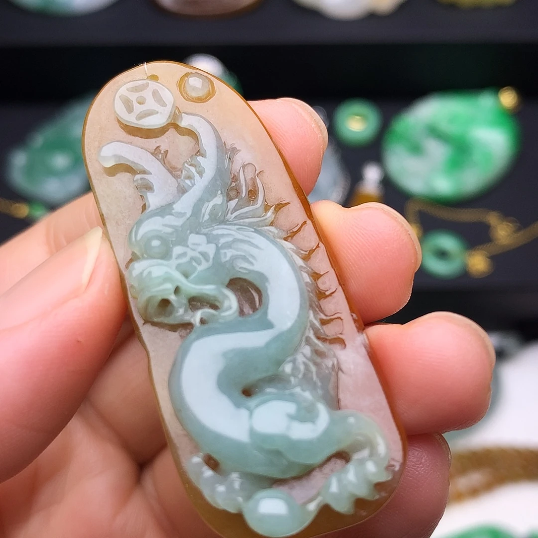 翡翠未镶嵌颈饰龙牌
