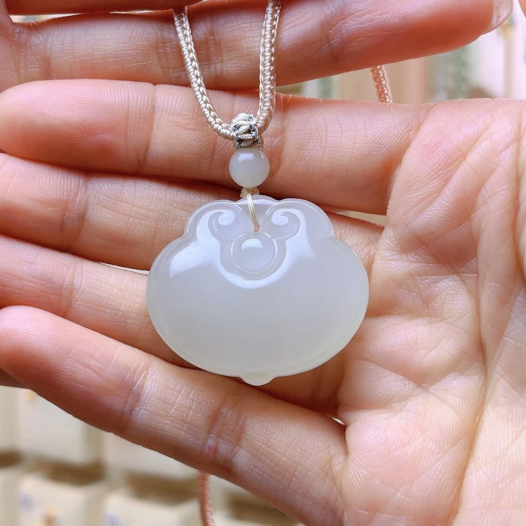 和田玉未镶嵌吊坠(赠链)皮***粥