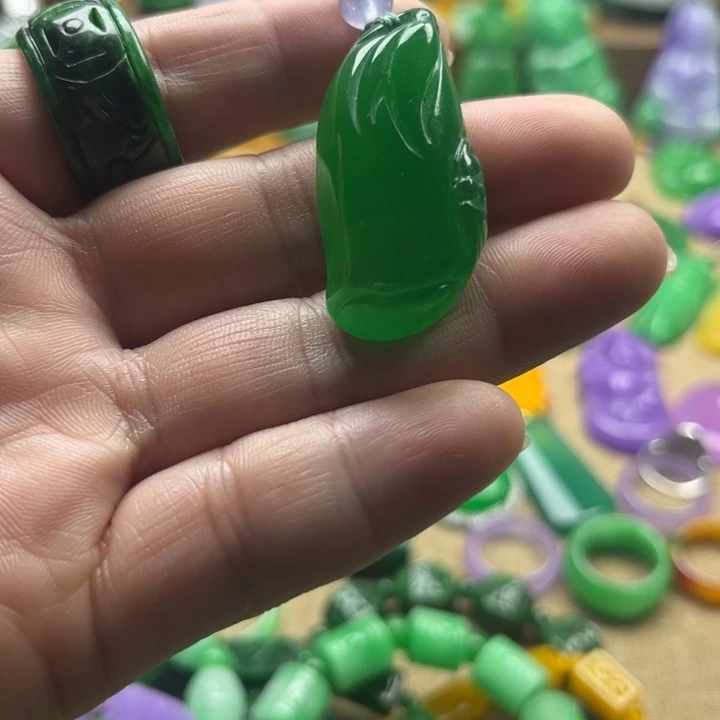 翡翠未镶嵌颈饰吊坠