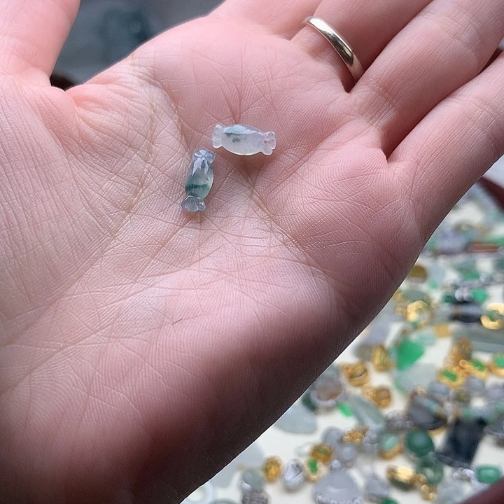 翡翠颈饰未镶嵌Y****)糖果2个