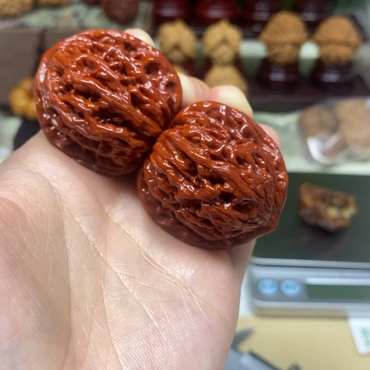 文玩核桃吊坠虎头