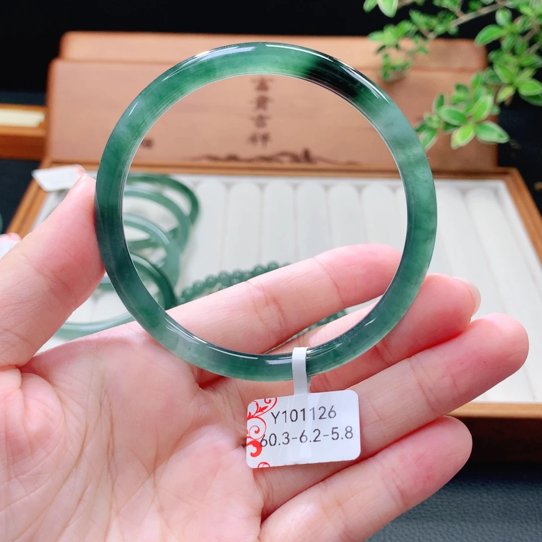 翡翠未镶嵌手镯（圆镯）