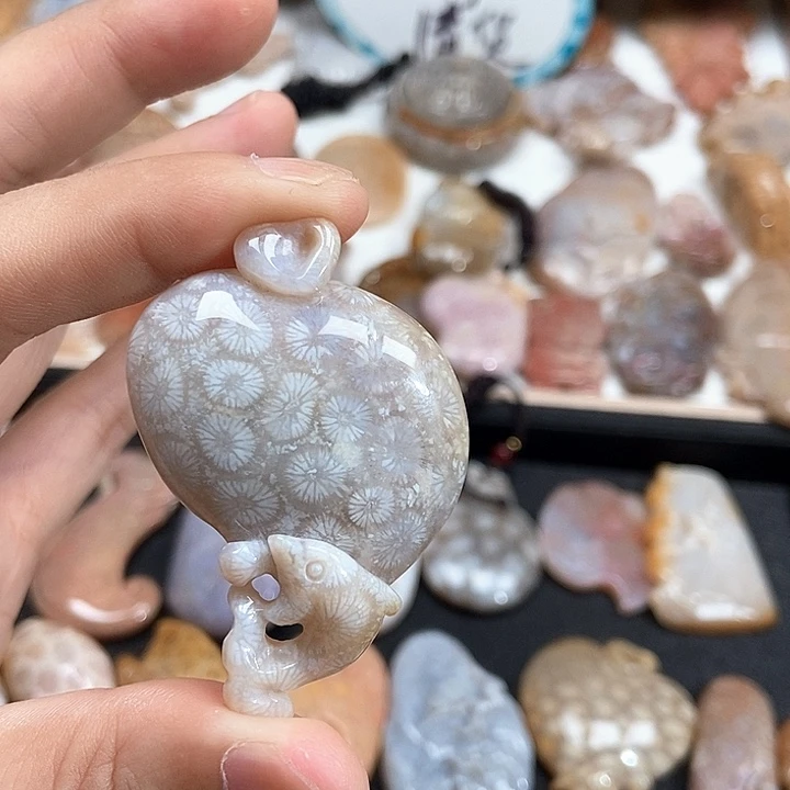 颈饰未镶嵌硅化珊瑚（珊瑚玉）