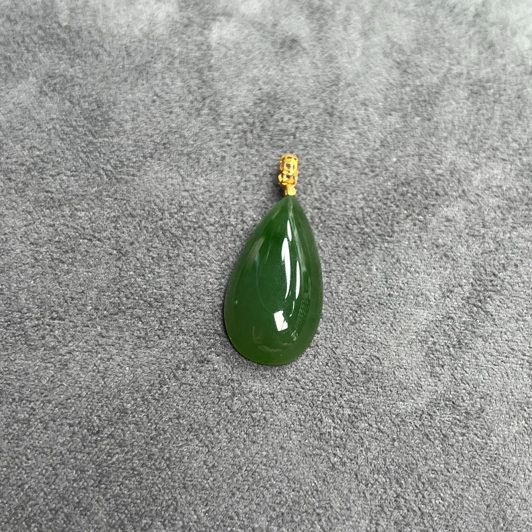 18k金镶和田碧玉精美辣阳绿水滴锁骨坠【裸石卡25✖️厚5.3】