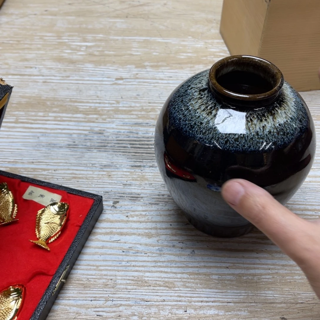 瓷片生****动密密麻麻地排列在一起