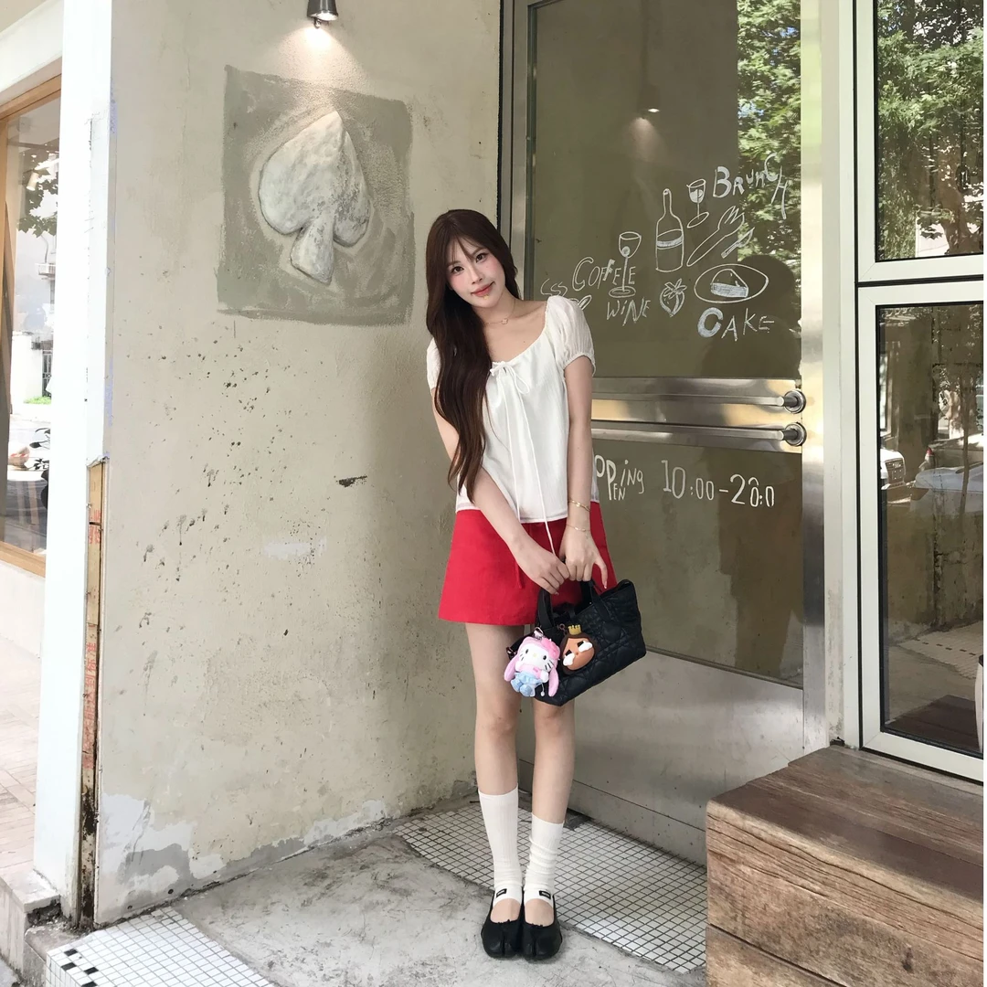 “悠长假期”美丽且实穿!白色天丝感泡泡袖小衫女夏上衣