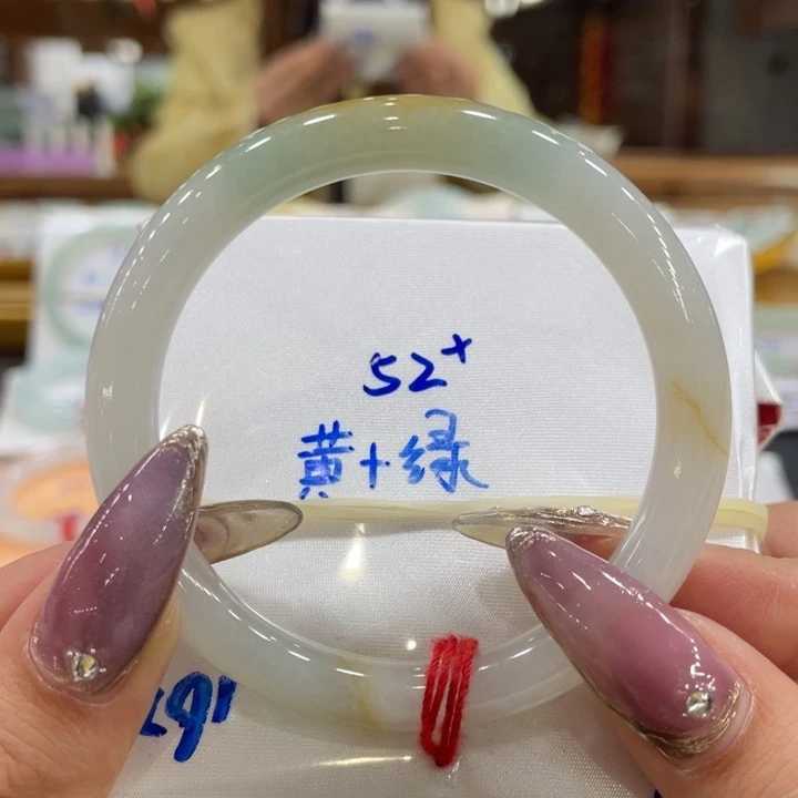 翡翠手镯未镶嵌翡翠