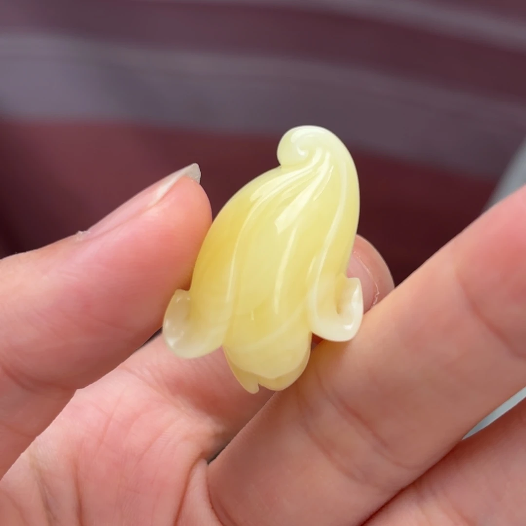 未镶嵌琥珀裸石玉兰花