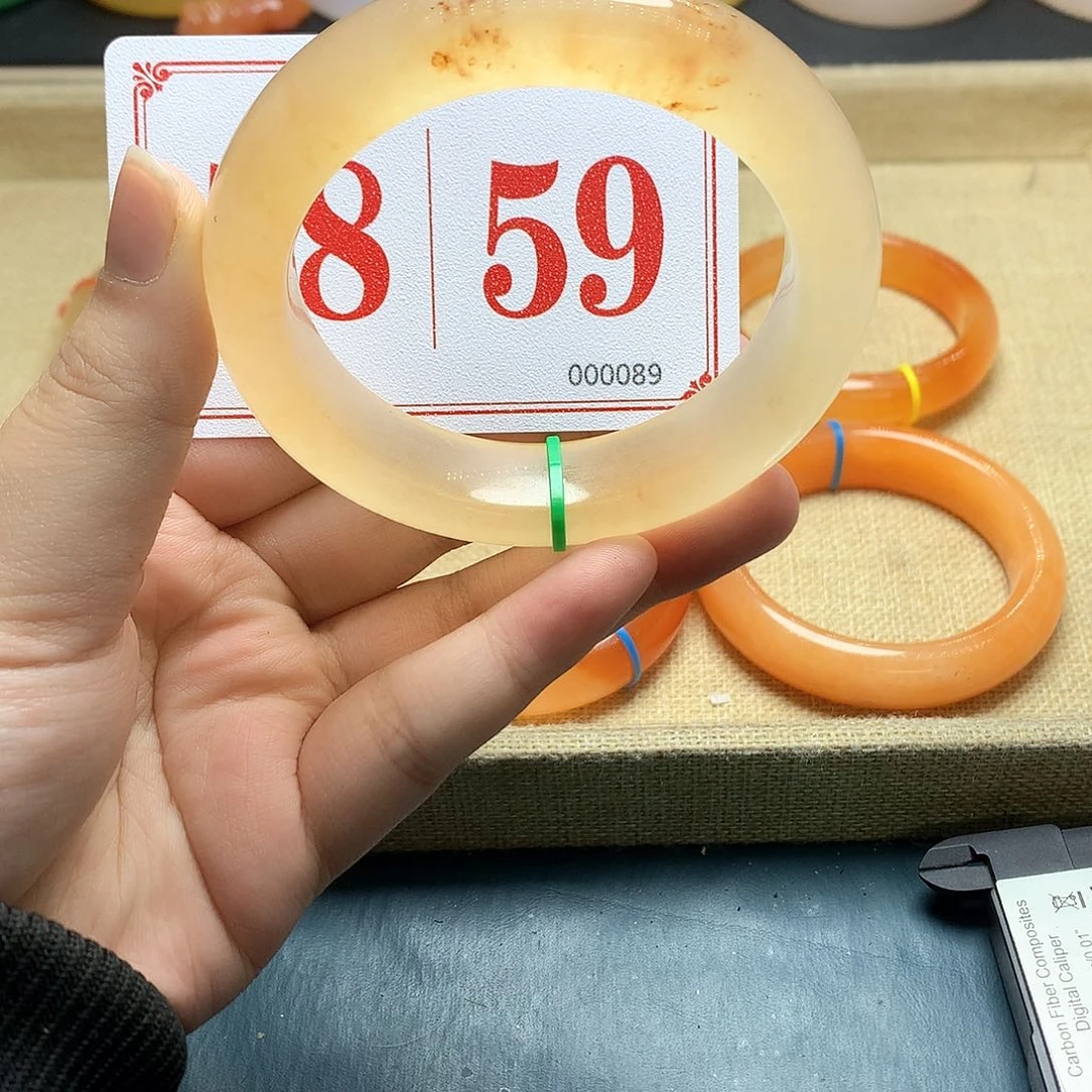 未镶嵌石英质玉（黄龙玉）手镯