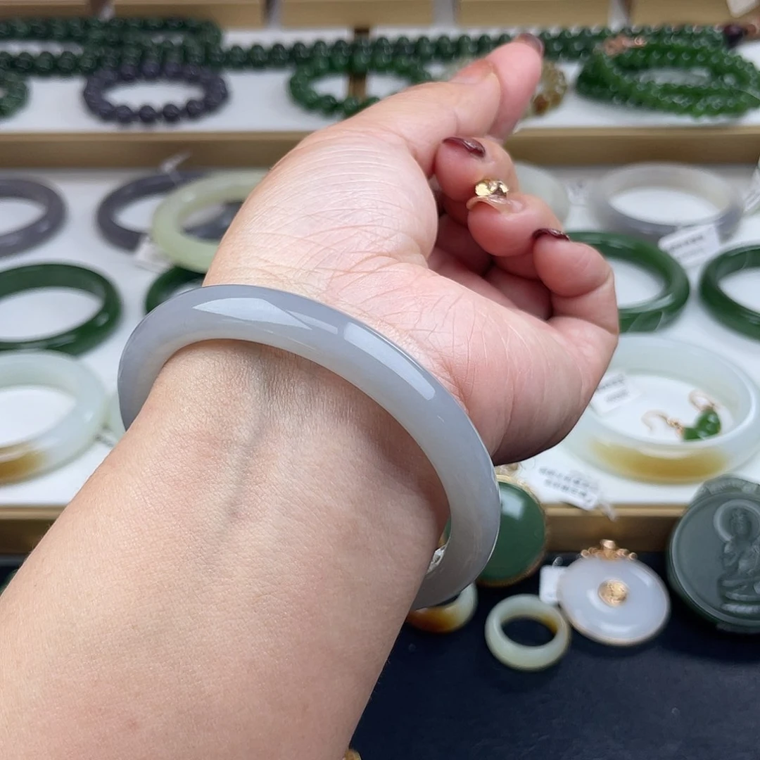 和田玉手镯未镶嵌