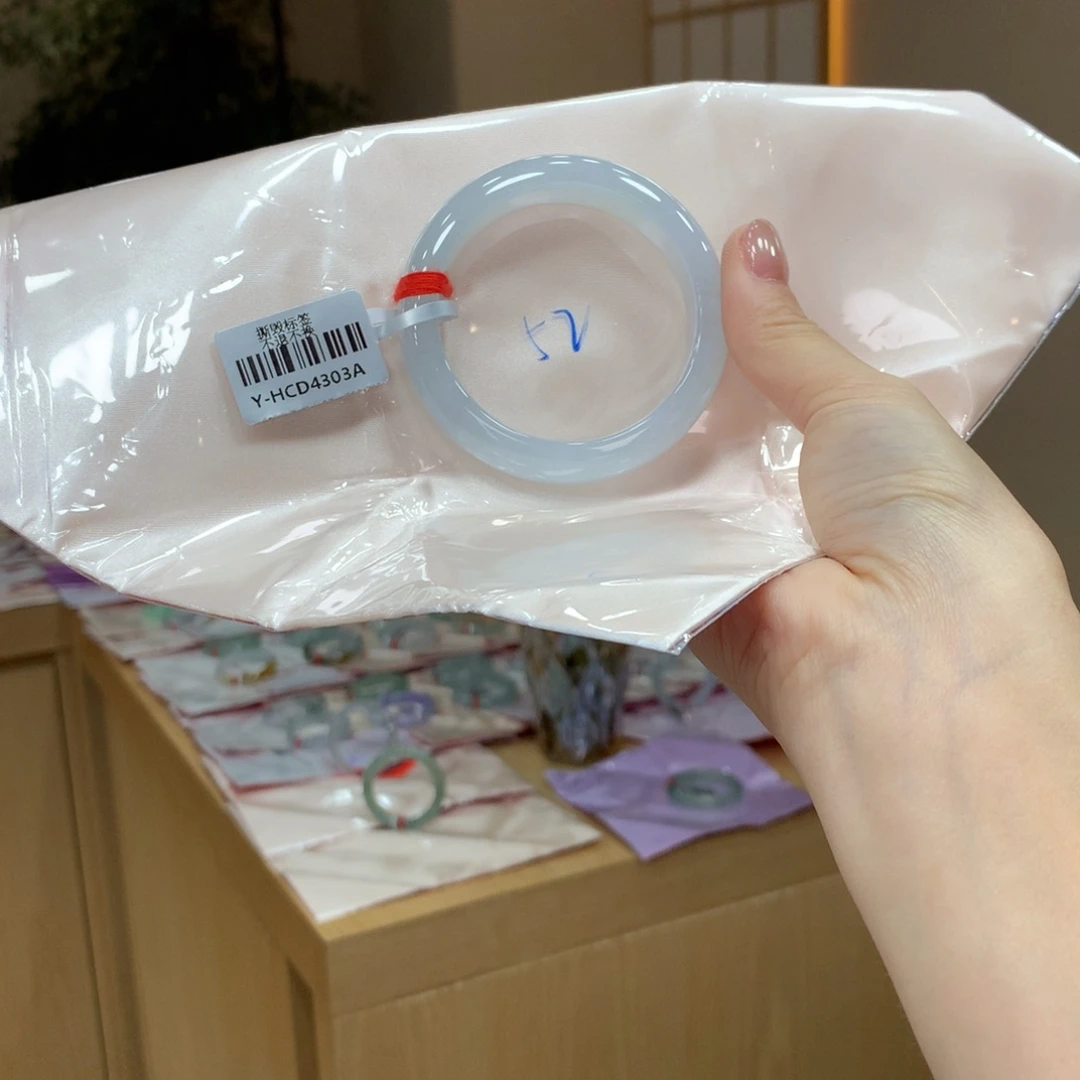 翡翠手镯未镶嵌不退不换