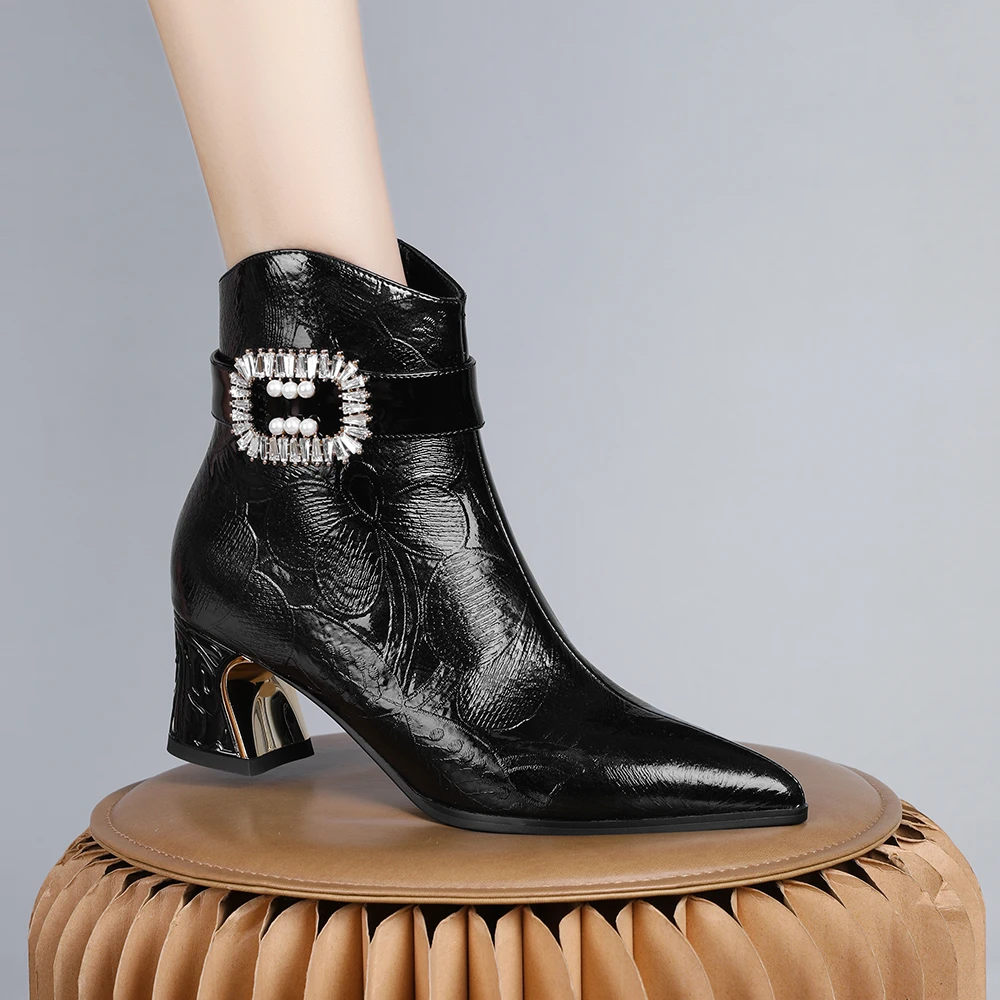 妮彩诗2023新款英伦风尖头短靴软皮洋气时装靴粗跟黑色水钻扣8117