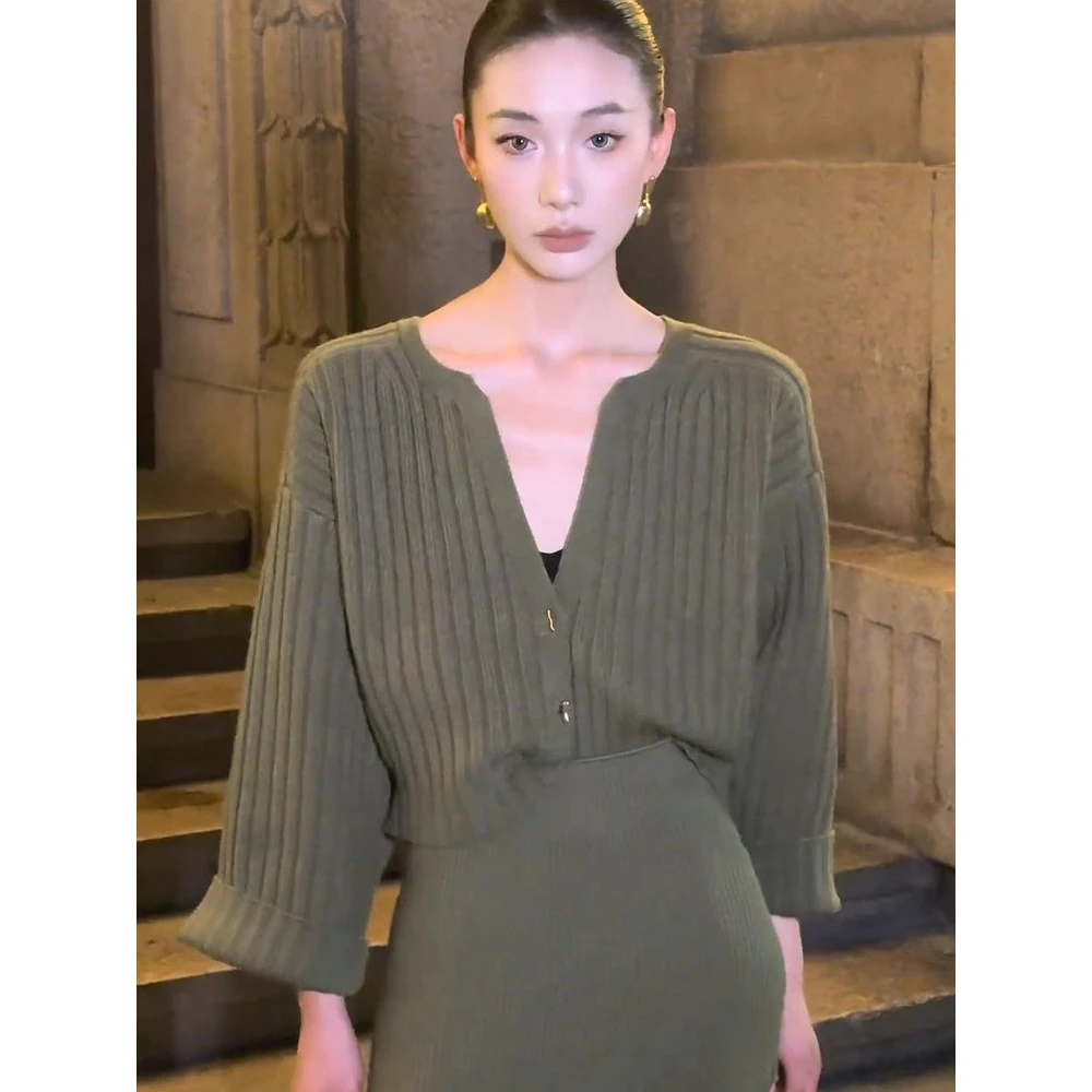 橄榄绿V领针织衫上衣女秋季2025新款轻熟小众不撞款短款开衫毛衣