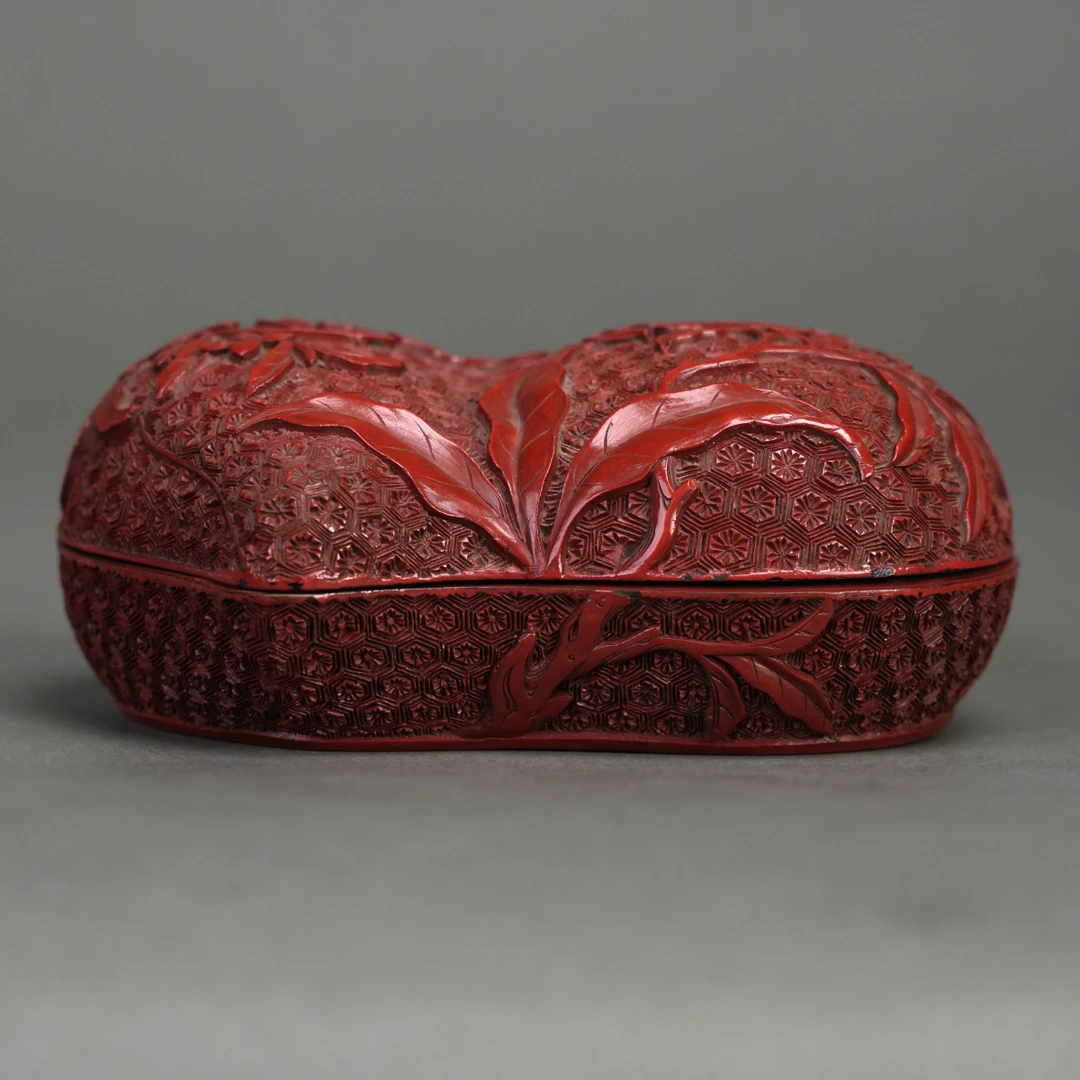 LOT 092713清乾隆 双联桃形剔红盖盒【古董拍卖】