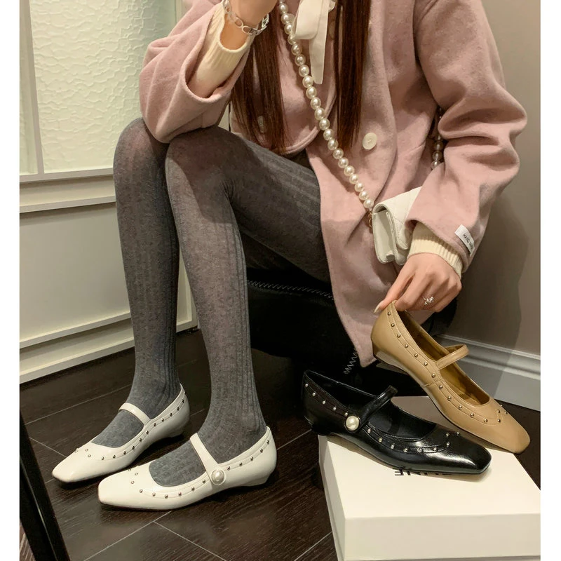 法式低跟玛丽珍鞋女2025春夏新款珍珠一字带铆钉浅口单鞋白色