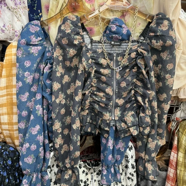 雯雯家 2025春季新款方领泡泡袖小碎花拉链褶皱气质雪纺上衣女