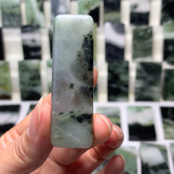 独山玉颈饰未镶嵌山*