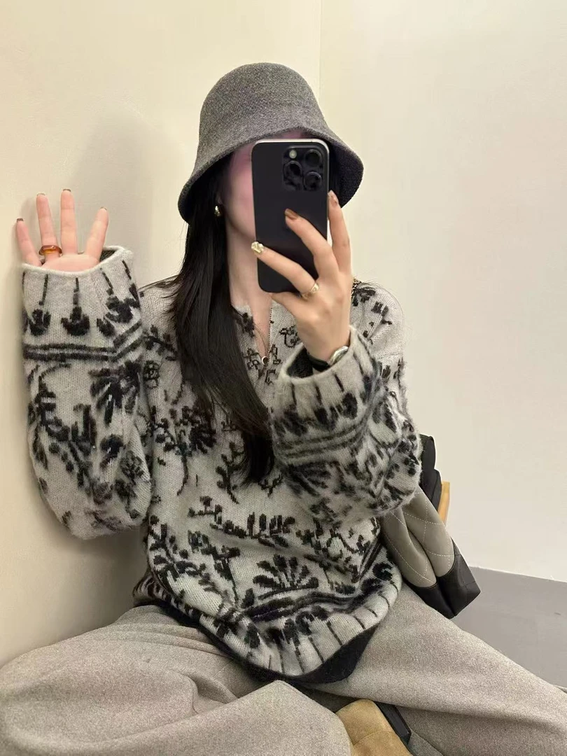 冬季重工青花瓷提花宽松V领软糯针织衫S135