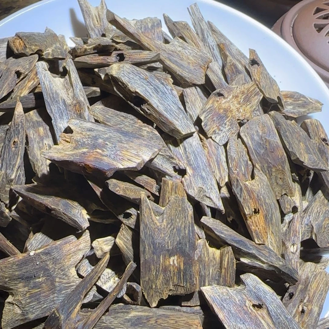 凌***生沉香沉香碎屑乌身圆叶块料323g