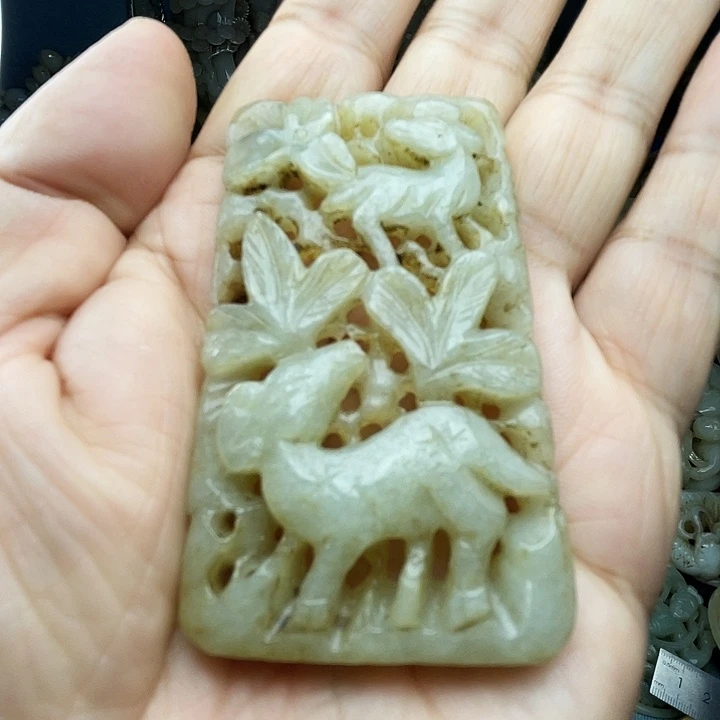 颈饰未镶嵌和田玉(青白玉)