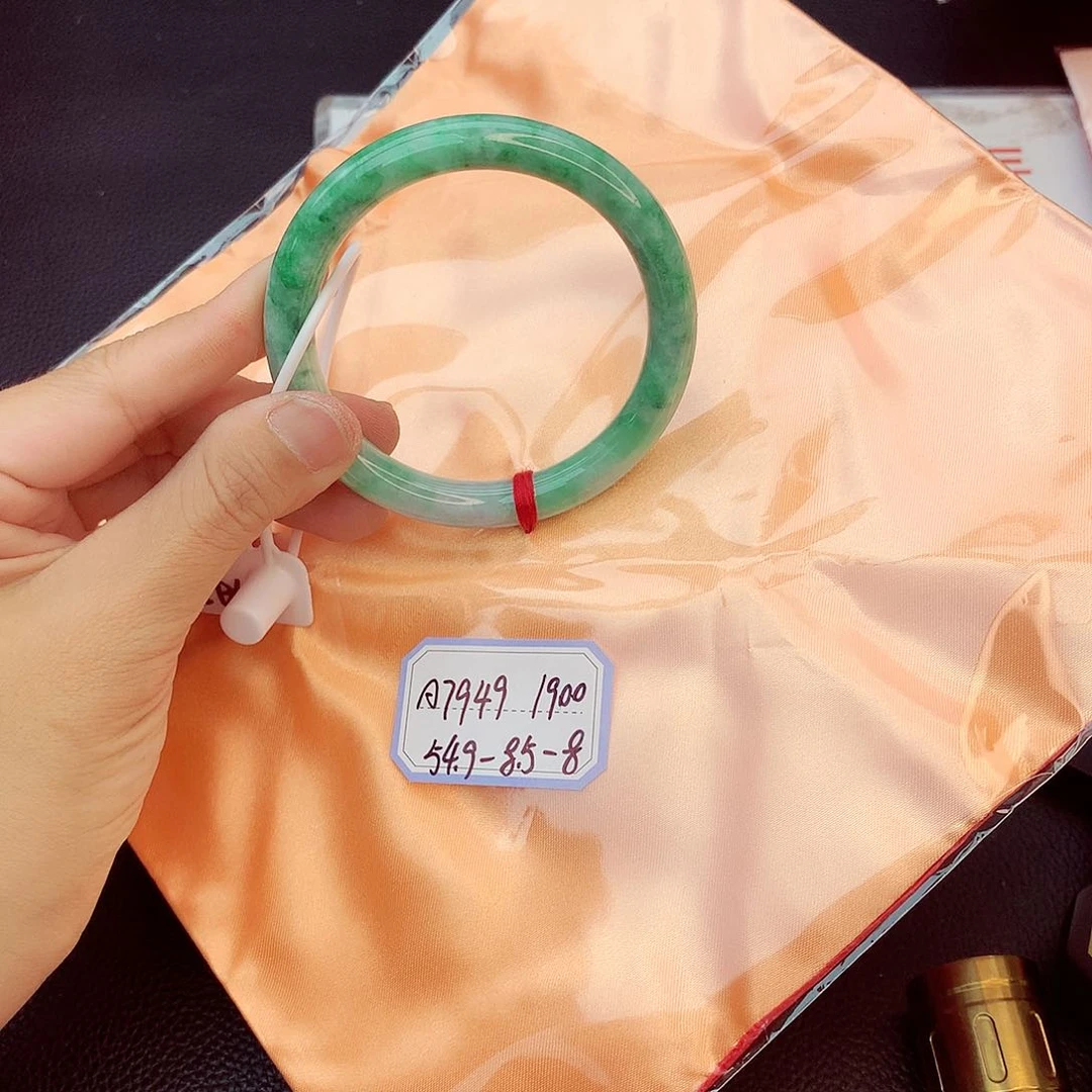 翡翠手镯未镶嵌翡翠