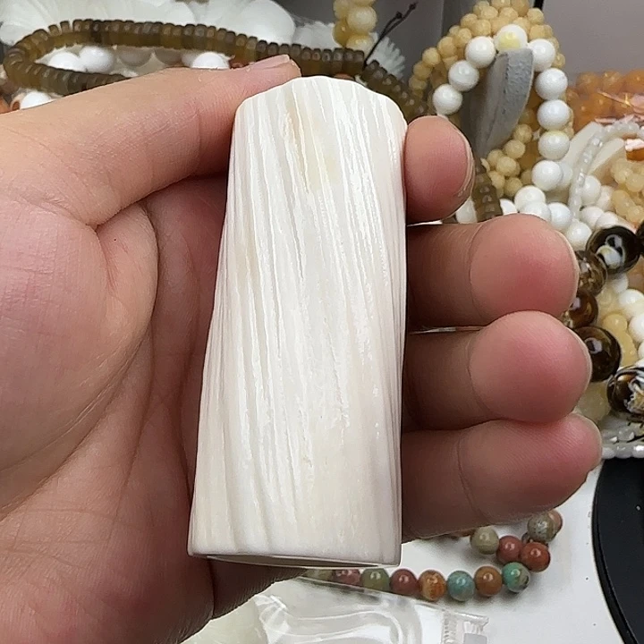 大***岩贝壳其他两个独手把件