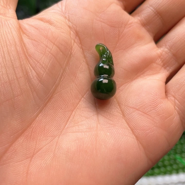 颈饰未镶嵌和田玉（碧玉）