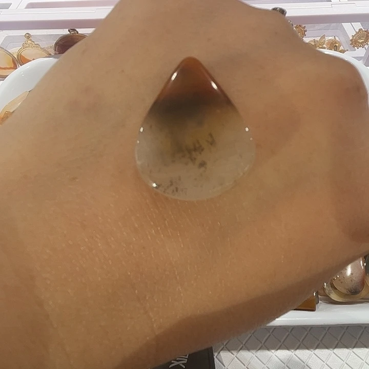 石英质玉（黄龙玉）未镶嵌颈饰