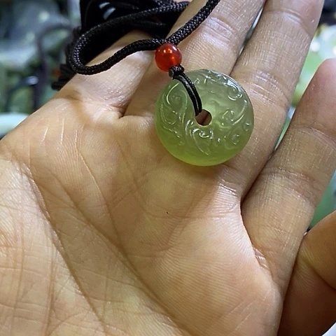 岫玉未镶嵌颈饰挂件