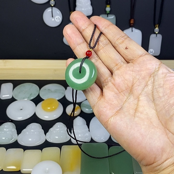 W***H石英质玉（金丝玉）未镶嵌颈饰